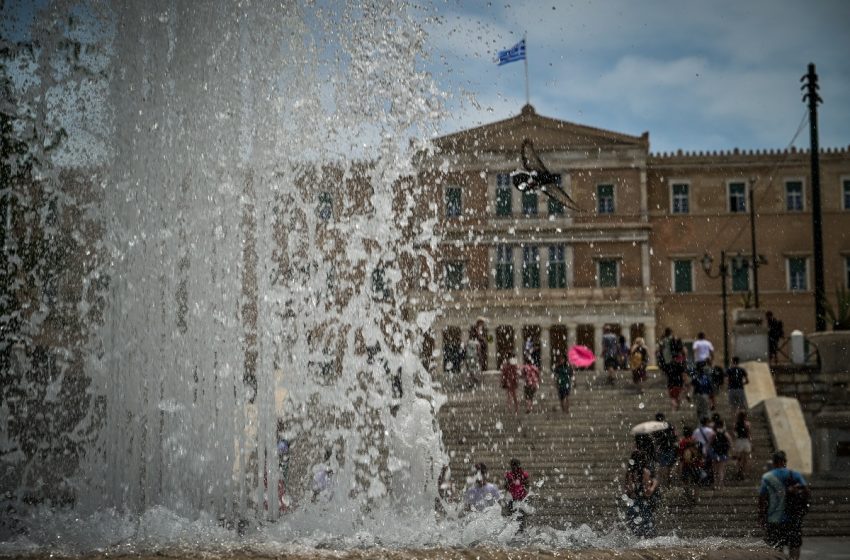  Καιρός: Τελευταία πρόβλεψη Αρναούτογλου – «Κλείδωσε» το διήμερο της… δροσιάς με «βουτιά» 10 βαθμών