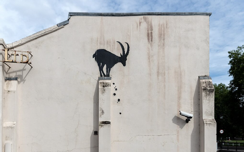  Νέο έργο του Banksy στο Λονδίνο: «Κατσίκα προσπαθεί να επιβιώσει» – Οι ερμηνείες των χρηστών στα social media