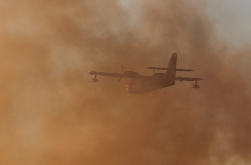  Καταγγελίες πως δεν επιχειρούν Canadair στην Πεντέλη – Αστικό τοπίο και πυκνοί καπνοί δυσκολεύουν τις ρίψεις νερού