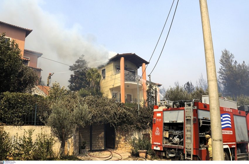  Ρίψεις νερού από ελικόπτερα στην Λ. Πεντέλης – Κάτοικοι εγκαταλείπουν τα σπίτια τους