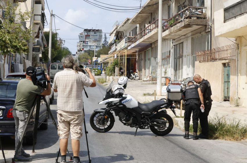  Κερατσίνι: Βίντεο ντοκουμέντο από τη στιγμή που η ομάδα ΔΙΑΣ εντοπίζει το τσαντάκι με τις χειροβομβίδες