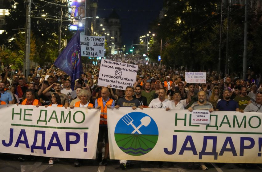  Σερβία: Χιλιάδες πολίτες διαδηλώνουν εναντίον της εξόρυξης κοιτασμάτων λιθίου