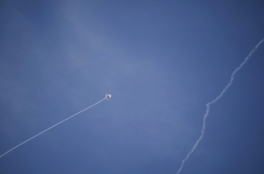  Πώς το Iron Dome αναχαιτίζει ρουκέτα πάνω από τη Γαλιλαία την στιγμή της ζωντανής ανταπόκρισης στην κάμερα του EΡΤΝews