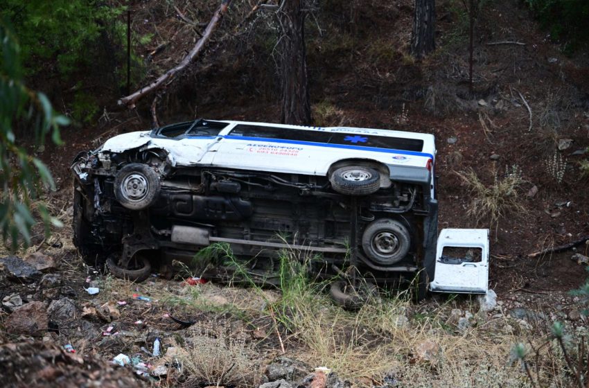  Καισαριανή: Ασθενοφόρο εξετράπη της πορείας του και έπεσε σε χαντάκι