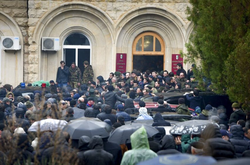  Αμπχαζία: Υπό κατάληψη το κοινοβούλιο της αποσχισθείσας περιοχής της Γεωργίας – Οι διαδηλωτές ζητούν την παραίτηση του προέδρου