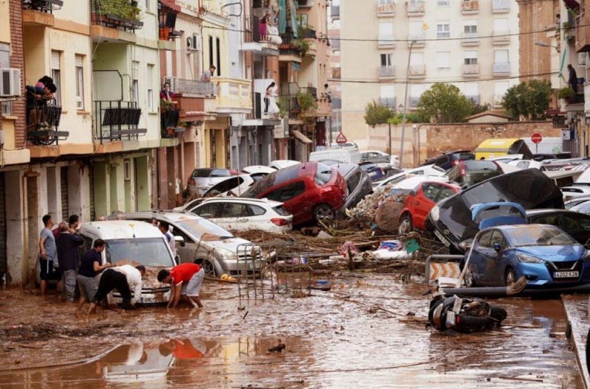  Ισπανία: Δεκάδες άνθρωποι στρέφονται στο διαδίκτυο, αναζητώντας πληροφορίες για τους αγνοούμενους συγγενείς τους μετά τις πλημμύρες στη Βαλένθια