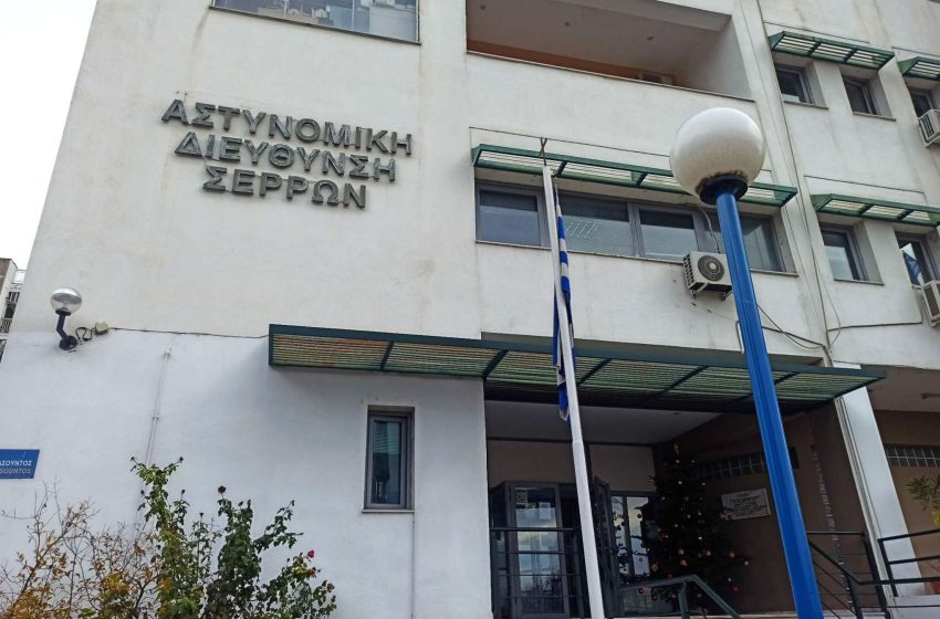  Σέρρες: 75χρονη πέταξε 30.000 ευρώ από το μπαλκόνι της για να “σώσει” την κόρη της