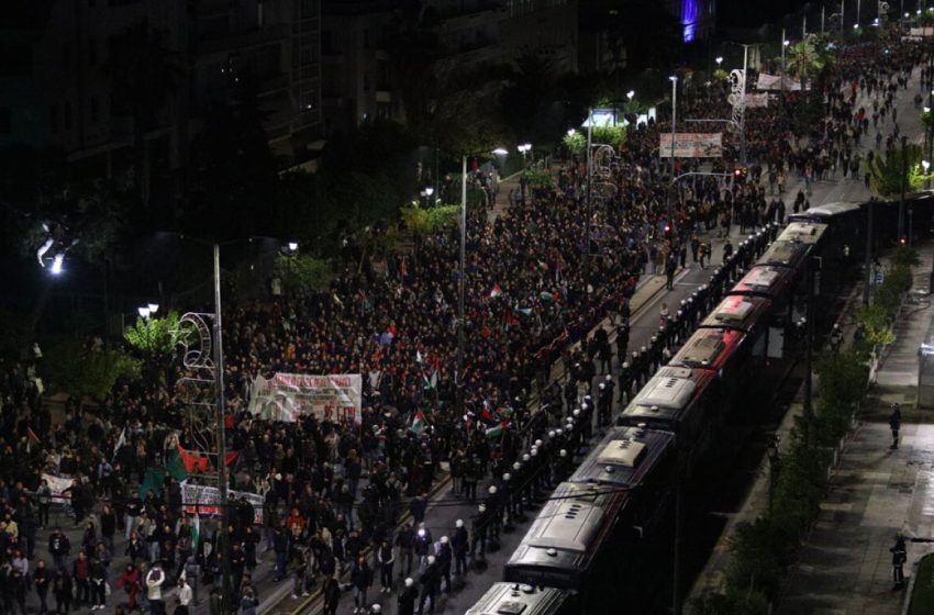  Πολυτεχνείο: Στην Αμερικανική πρεσβεία η πορεία – Νωρίτερα έφτασε η αιματοβαμμένη σημαία