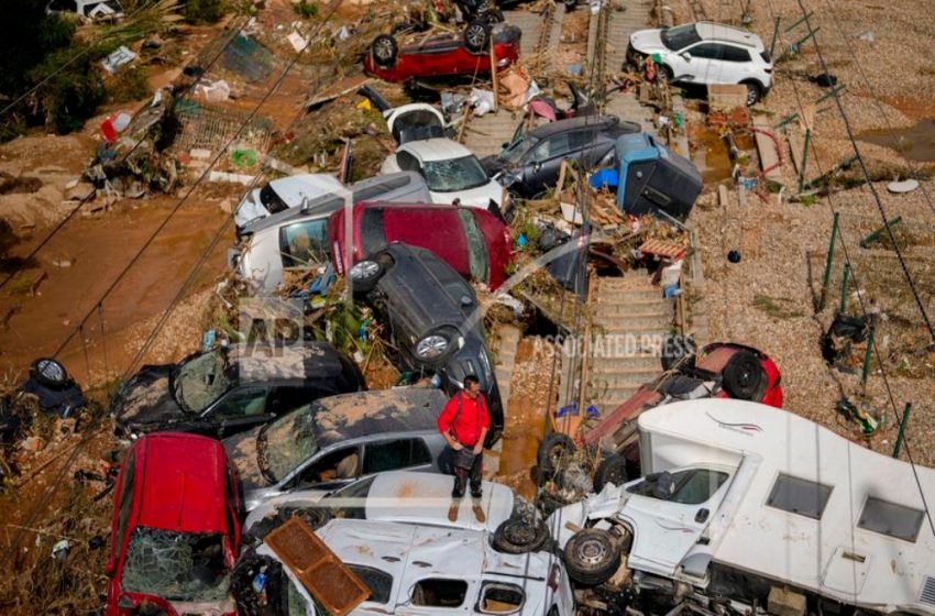  Ισπανία: Μαζικές επιχειρήσεις καθαρισμού από πολίτες μετά τις πλημμύρες που στοίχισαν τη ζωή σε τουλάχιστον 207 ανθρώπους