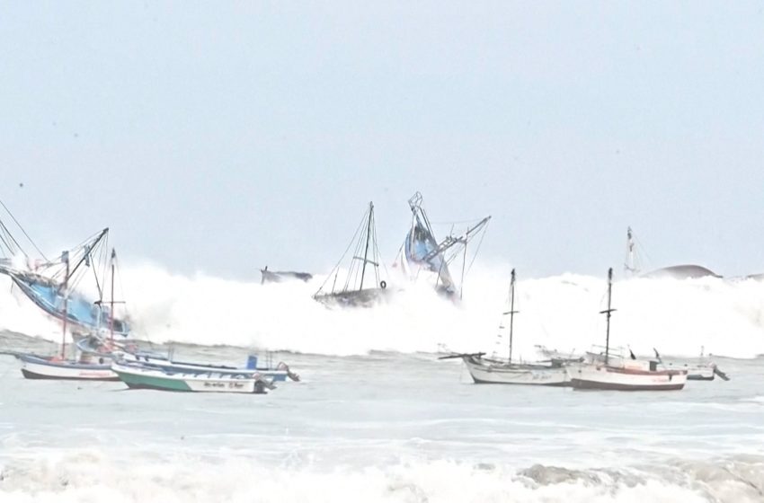  Περού: Τεράστια κύματα αναποδογυρίζουν πλοία σε παράκτια περιοχή (video)