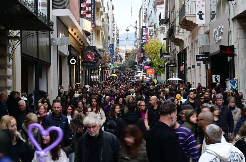  Στους δρόμους οι καταναλωτές για το εορταστικό τραπέζι – Ανοιχτά τα καταστήματα την Κυριακή