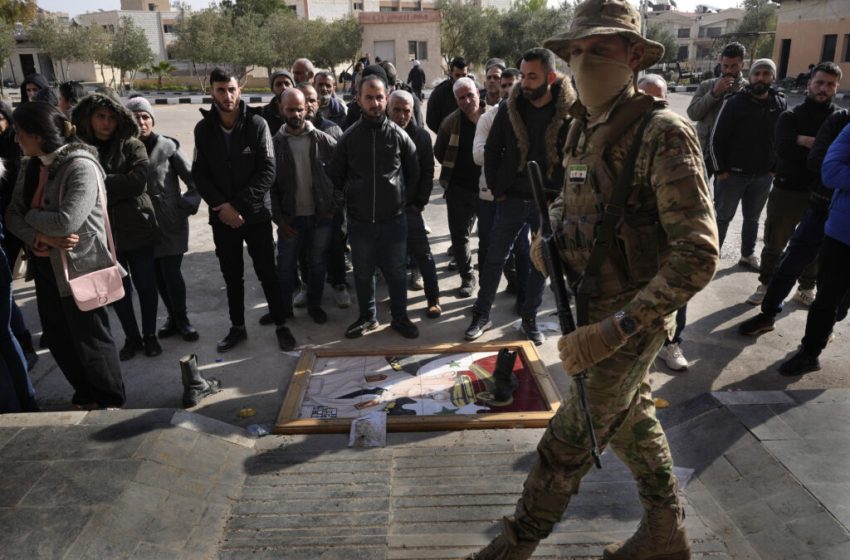  Δαμασκός: Εκατοντάδες χριστιανοί διαδηλώνουν μετά την πυρπόληση χριστουγεννιάτικου ελάτου