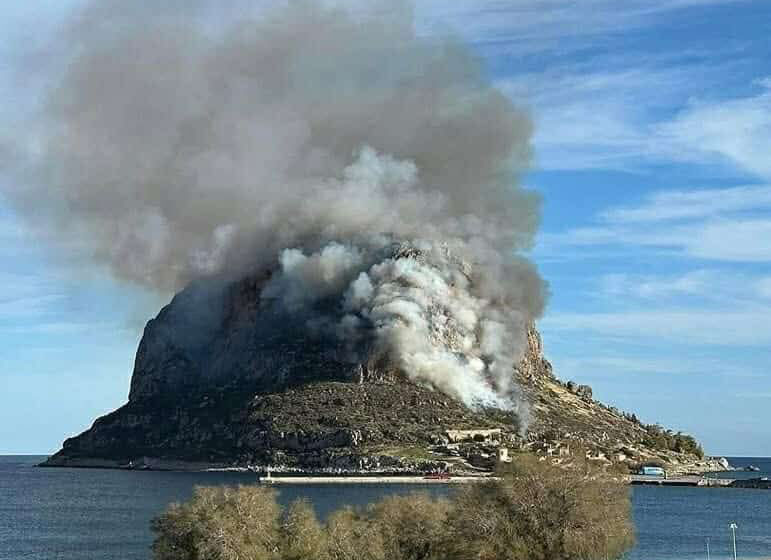  Έσβησε η πυρκαγιά που ξέσπασε στον βράχο της Μονεμβασιάς