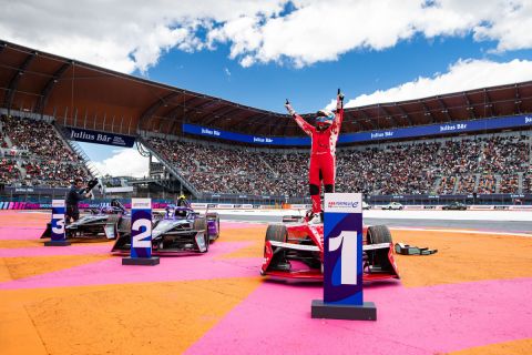 ROWLAND Oliver (gbr), Nissan Formula E Team, Nissan e-4ORCE, portrait Parc ferme celebration during the Mexico City ePrix, 2nd round of the 2024-25 ABB FIA Formula E World Championship, on the Autodromo Hermanos Rodriguez from January 10 to 11, 2025 in Mexico City, Mexico - Photo Joao Filipe / DPPI