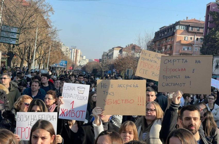  Χιλιάδες διαδηλωτές στα Σκόπια μετά από δυστύχημα κατά το οποίο μία κοπέλα έχασε τη ζωή της