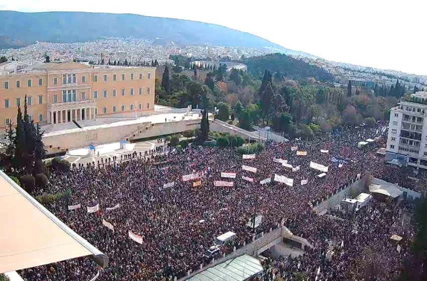  Τραγωδία των Τεμπών: Πλήθος κόσμου στις συγκεντρώσεις διαμαρτυρίας σε Σύνταγμα και Θεσσαλονίκη