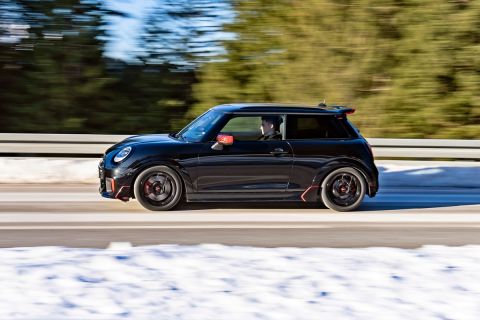 Αυτά είναι τα γνήσια αξεσουάρ που κάνουν το Mini John Cooper Works να έχει μέγιστες επιδόσεις στα χιόνια