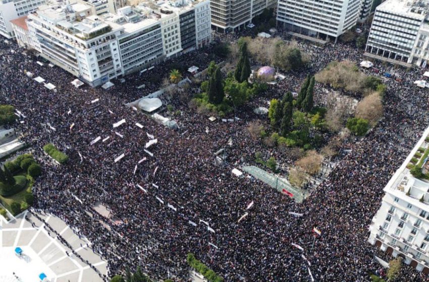  Συγκίνηση στη συγκέντρωση για τα Τέμπη στο Σύνταγμα: Χιλιάδες κόσμου παρά τα μικροεπεισόδια – Δείτε φωτογραφίες και βίντεο