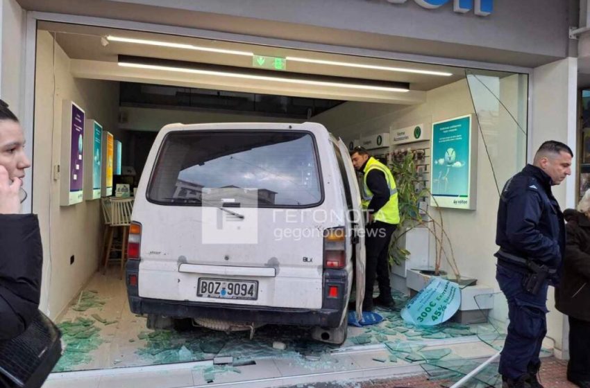  Βόλος: Υπέστη ανακοπή και “μπήκε” με το αυτοκίνητο σε κατάστημα στη Δημητριάδος