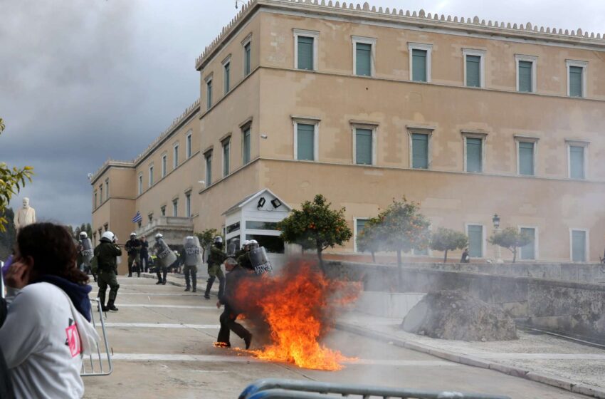  Tραυματίστηκε φωτορεπόρτερ του Αθηναϊκού Πρακτορείου στο Σύνταγμα