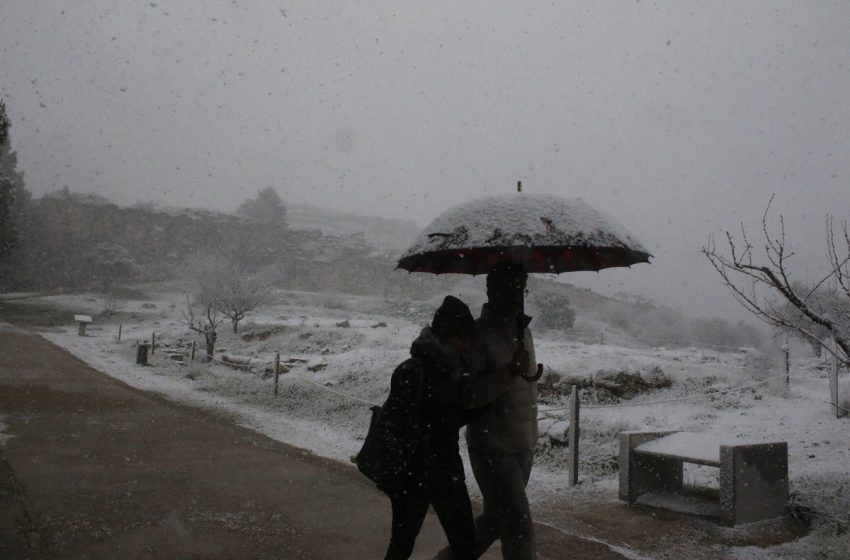  Χειμωνιάτικο και σήμερα το σκηνικό του καιρού – Κλειστά σχολεία λόγω χιονόπτωσης σε τρεις δήμους στην Εύβοια