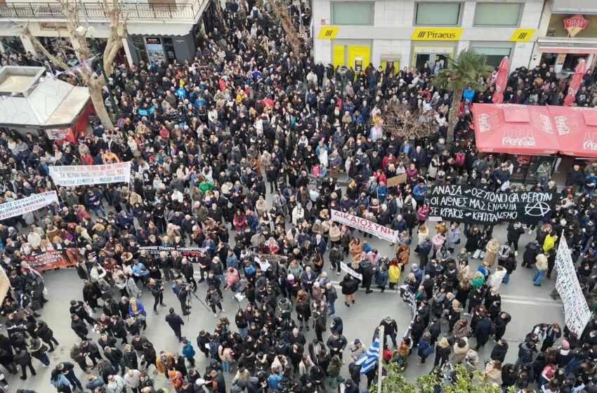  Σε 7 σημεία του Έβρου πραγματοποιήθηκαν συγκεντρώσεις στις πλατείες για την τραγωδία στα Τέμπη