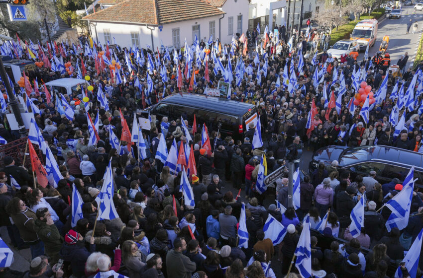  Σε κλίμα οδύνης η κηδεία των τριών ομήρων της Χαμάς – Το μήνυμα της οικογένειας Μπίμπας στους Ισραηλινούς