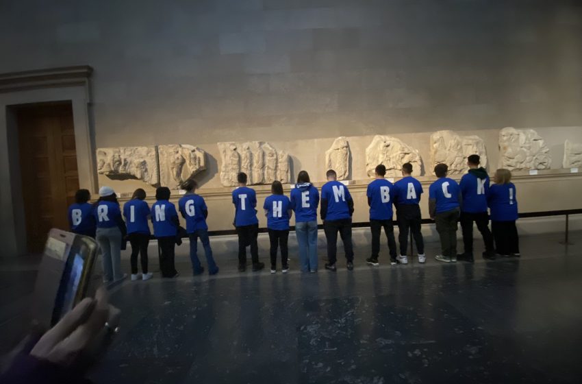  “Bring Them Back” – Η συμβολική κίνηση μαθητών του 4ου Γυμνασίου Χαλανδρίου στο Βρετανικό Μουσείο για την επιστροφή των Γλυπτών του Παρθενώνα