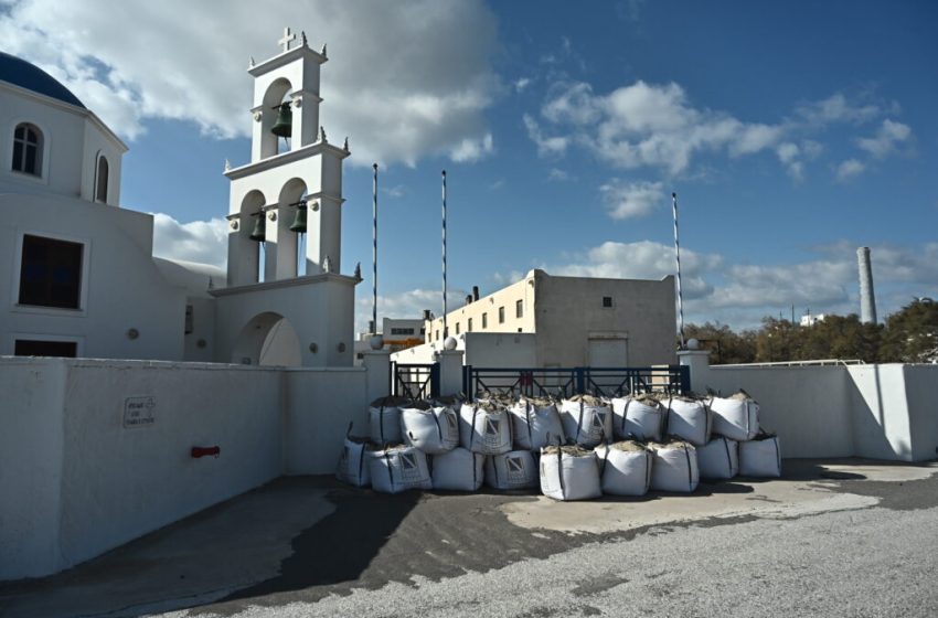  Σαντορίνη: Τα επικίνδυνα σημεία και η καθημερινότητα των κατοίκων με τα Ρίχτερ – Οδοιπορικό