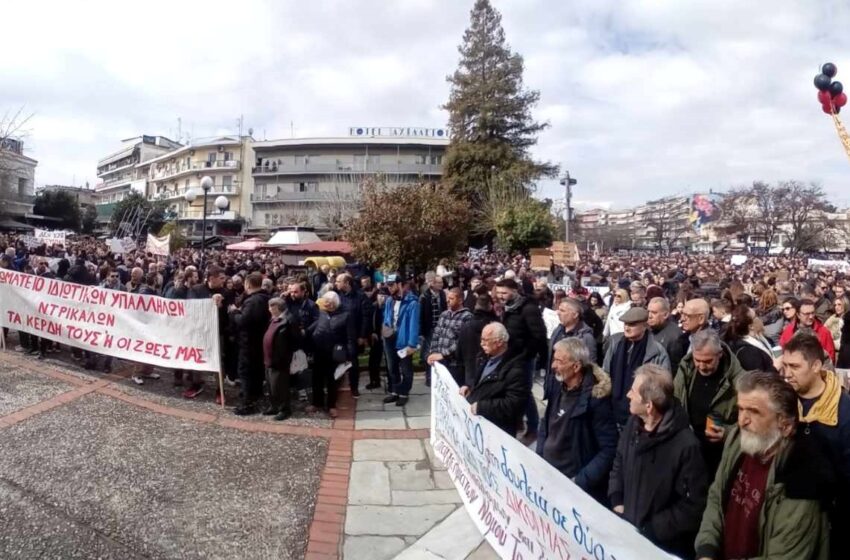  Τρίκαλα: Χιλιάδες πολίτες στην πλατεία Ρήγα Φεραίου στην συγκέντρωση για τα Τέμπη