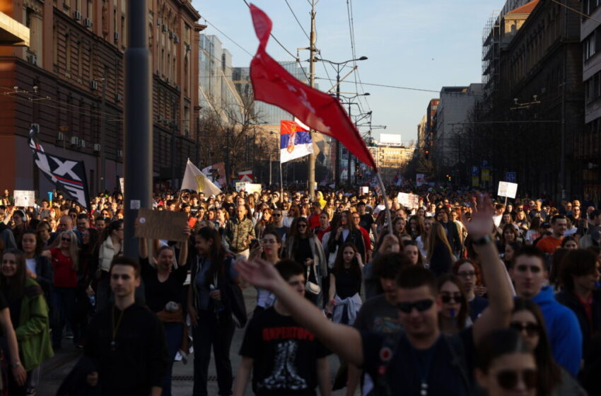  Φοιτητική πορεία στο Βελιγράδι και συγκέντρωση συμπαράστασης στους δημοσιογράφους της δημόσιας τηλεόρασης