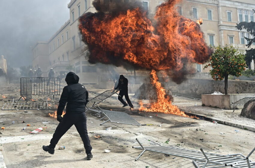  Ποινική δίωξη στους συλληφθέντες για τα επεισόδια στο Σύνταγμα – Οι 55 ζήτησαν προθεσμία ως την Τρίτη