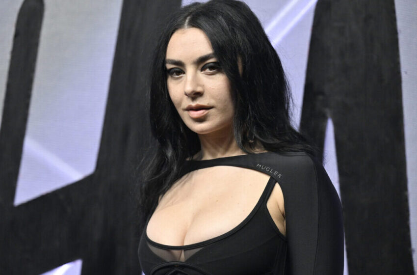  Η Charli XCX σε συζητήσεις για τη συμμετοχή της στη νέα ταινία της Γκρέτα Γκέργουιγκ «Narnia»